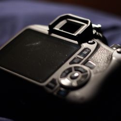 Canon T7