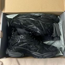 *BEST OFFER Balenciaga Runners (Black)