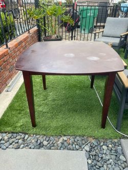 Free dining table