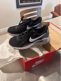 Nike  Air Max Excee-Size 8 (woman’s)