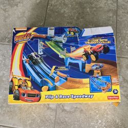 Nickelodeon Blaze and the Monster Machines Flip & Race Speedway