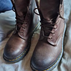 Size 8 Women's Doc Martin's Boots Like New 