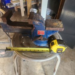 Vise 4 Inch swivel,  operates great Cash only Groveland