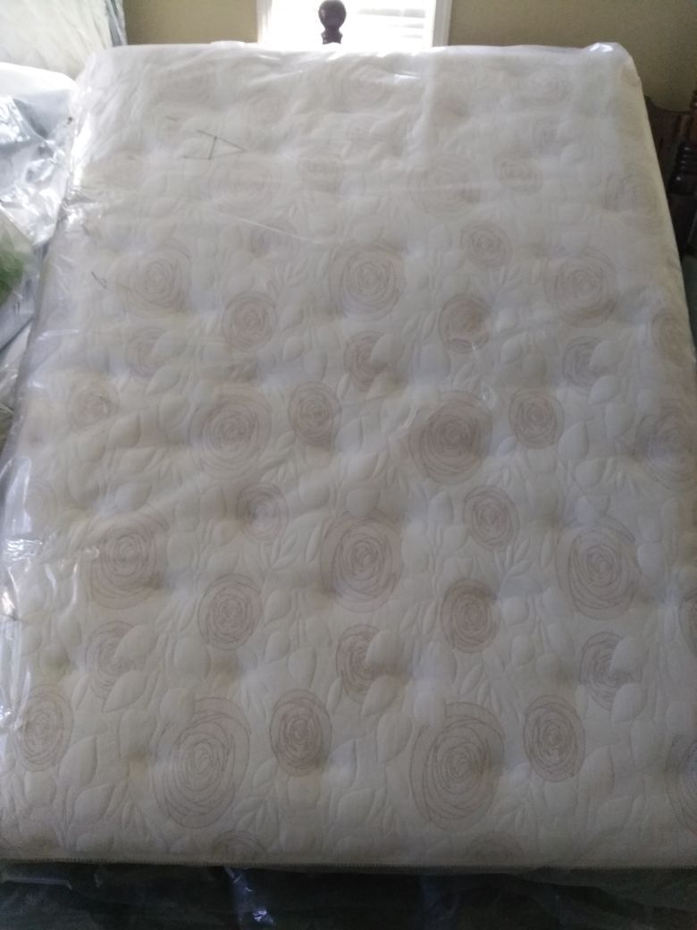 Brand new Cheswick Manor Queen Carlton luxury plush mattress