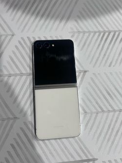 Galaxy Z Flip 5 Beige – Unlocked – $170  (Need Gone ASAP)