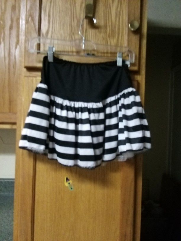 Women Or Girl Skirt Size Medium (Must Pick Up