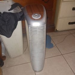 BROOKSTONE HEMPA AIR PURIFIER LIKE BRAND NEW PAID 199 SELL 25 FIRM