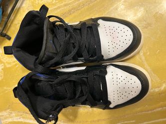 Jordan 13 Retro sneakers in black, white, and blue with a blue Nike swoosh, size US 13 in kids #basketball