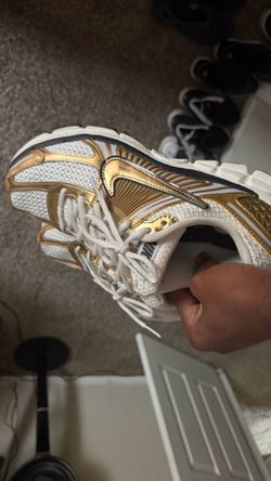 Nike Sneaker White and Gold