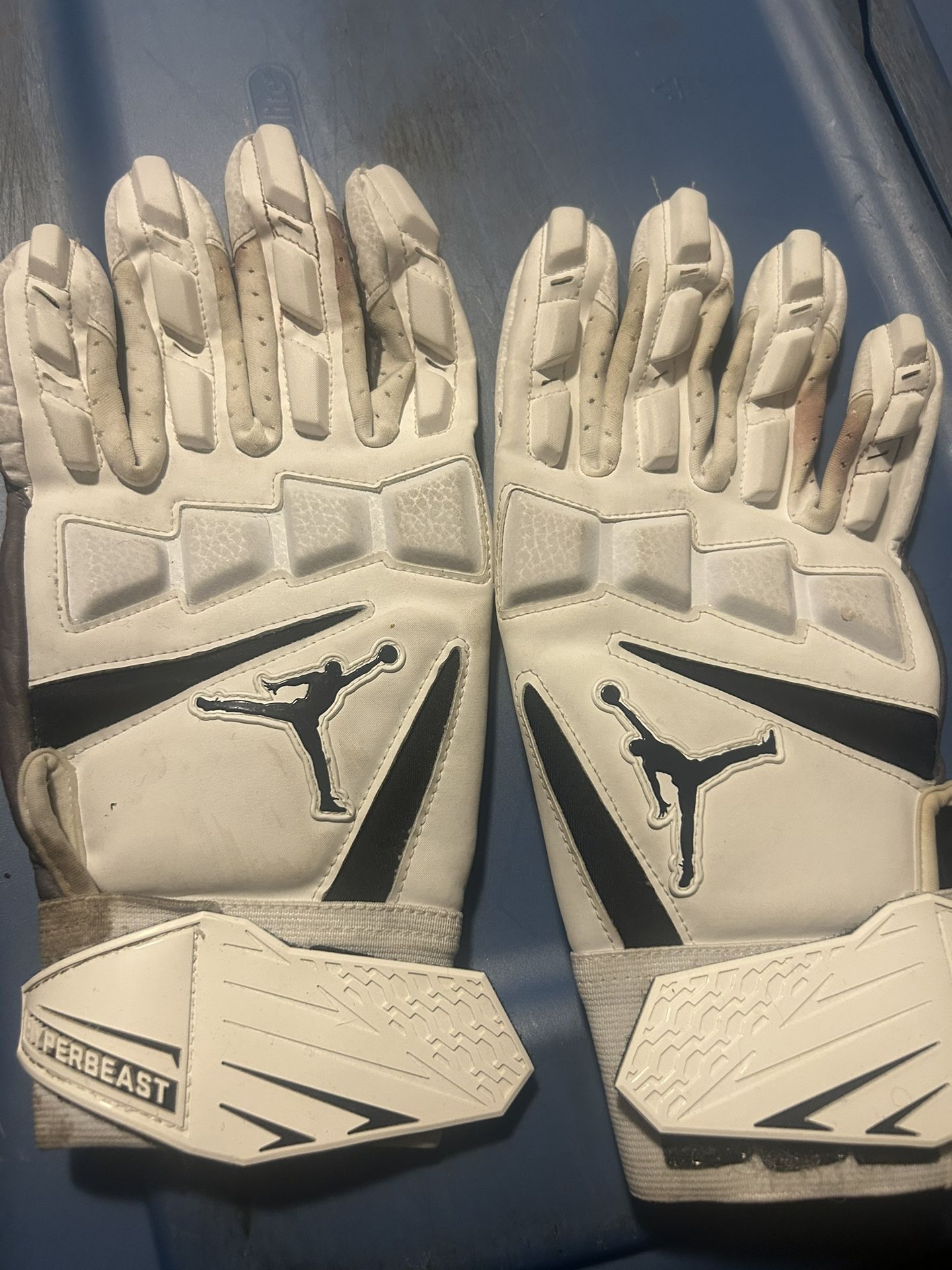 Selling game-worn Michigan gloves from Gio El-Hadi โ The Game 2024 RARE MICHIGAN COLLECTIBLE FOR SALE ๐ฅ