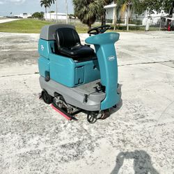 Tennant T7 Floor Scrubber