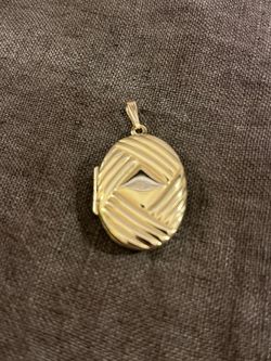 Vintage Signed Solid 14K Gold Textured Oval Locket Pendant