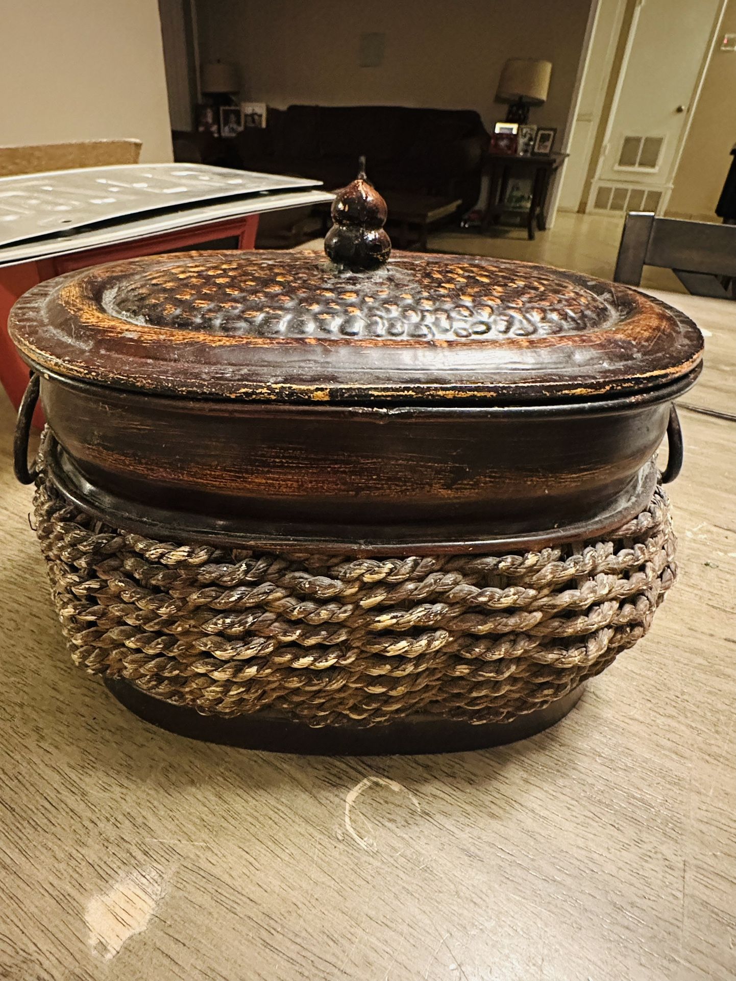 VINTAGE DECORATIVE PERFECT DECORATION MIMBRE AND METAL FIRM PRICE 