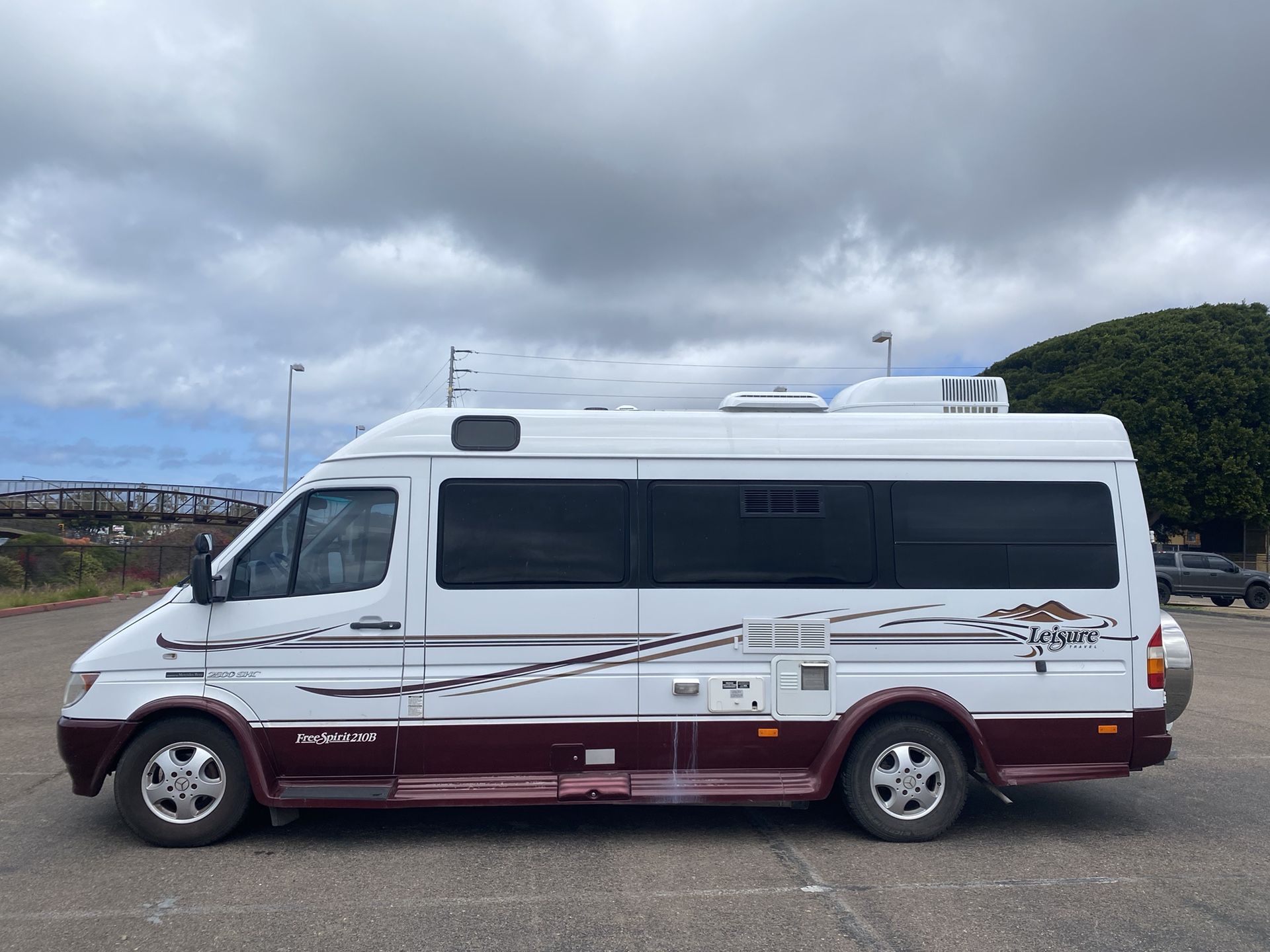 2006 Leisure Travel 210B