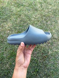 Authentic Yeezy Slides – Kids 4Y – Used