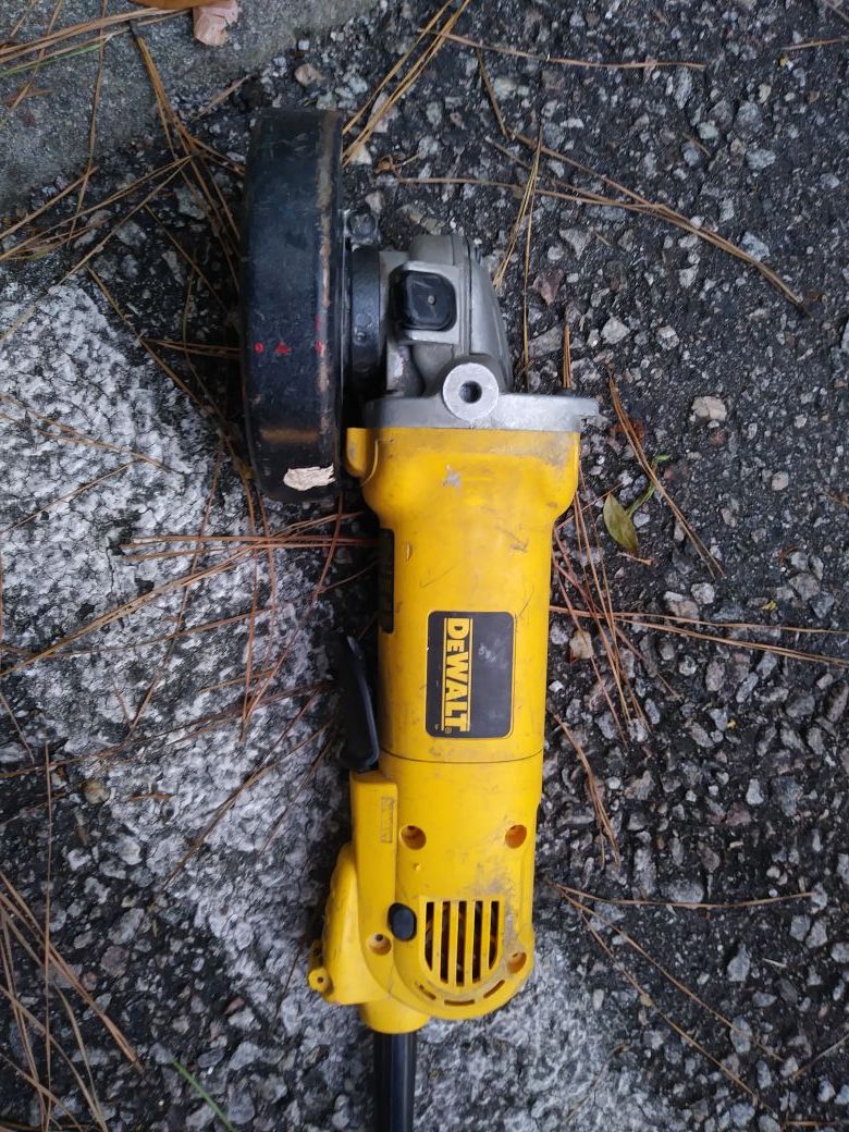 Dewalt 4 1/2 " angle grimder