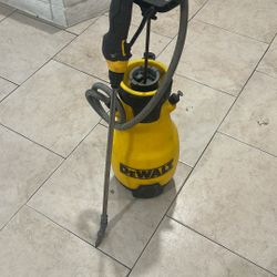Dewalt  Pump Sprayer- 2 Gallon