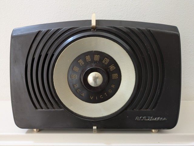 1951 RCA Victor Bakelite model X-551, art deco mid century vintage collectible tube radio. Worked last week when I tested it, you are welcome to try
