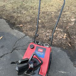 Toro Powerlite Snow Thrower Has Electric Start 