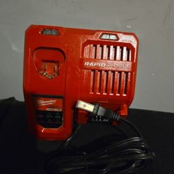 MILWAUKEE M18 RAPID CHARGER 