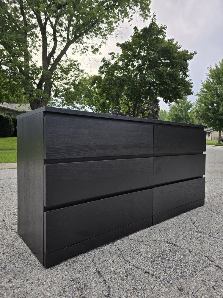 DRESSER WITH TINTED BLACK GLASS TOP - 6 SMOOTH OPENING DRAWERS - LIKE NEW!!!
