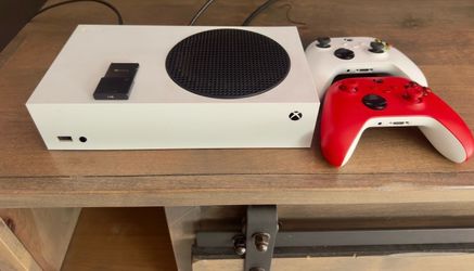 1TB Xbox Series S + 2 Wireless Controllers