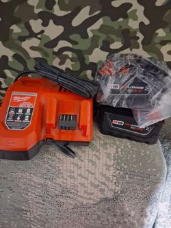 Milwaukee Redlithium XC5.0 Batteries With Charger