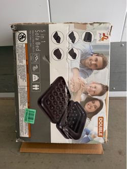 Inflatable chair/bed with electric pump