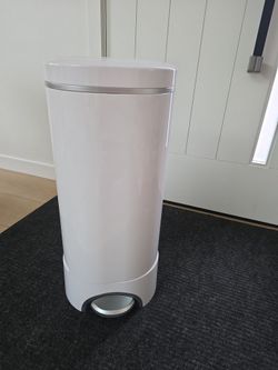 Munchkin Diaper pail+ complimentary wipes warmer