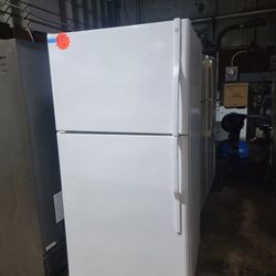 GE 33in Top Freezer Fridge In White Working Perfectly 4-months Warranty 