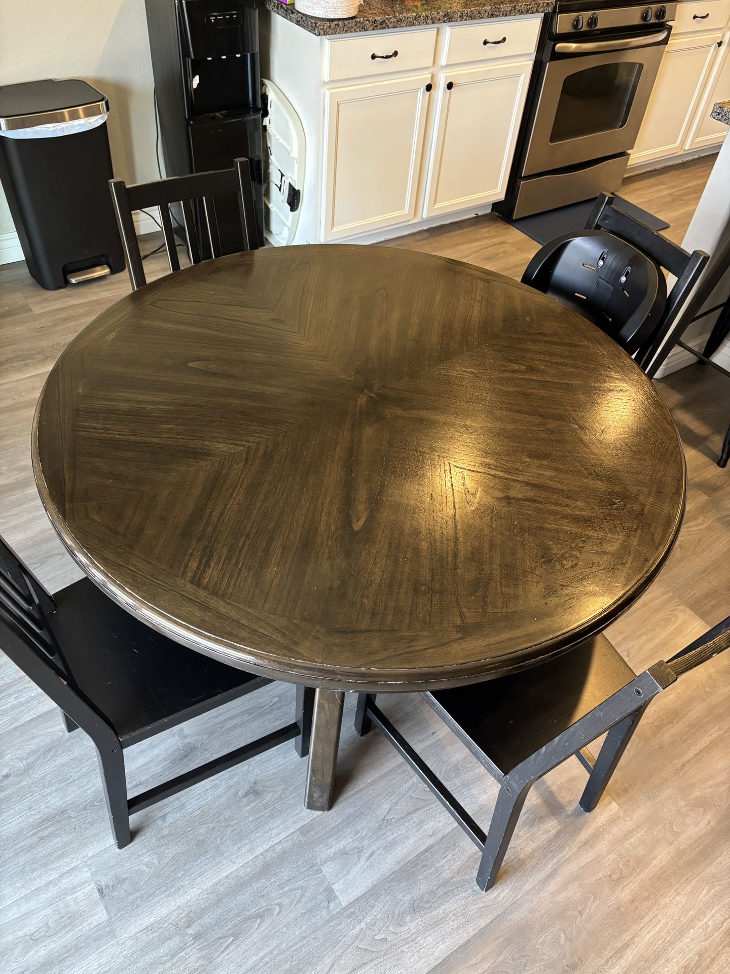 Beautiful Table & 4 Chairs