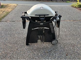 Weber Q3200 Natural Gas Grill with Cart, Cover & Tools — Excellent Condition