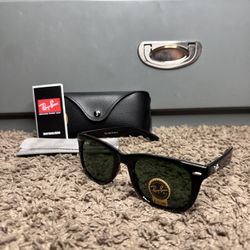 Rayban Wayfarer glasses