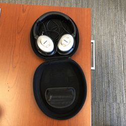 Bose Quiet Comfort Headphones and Case