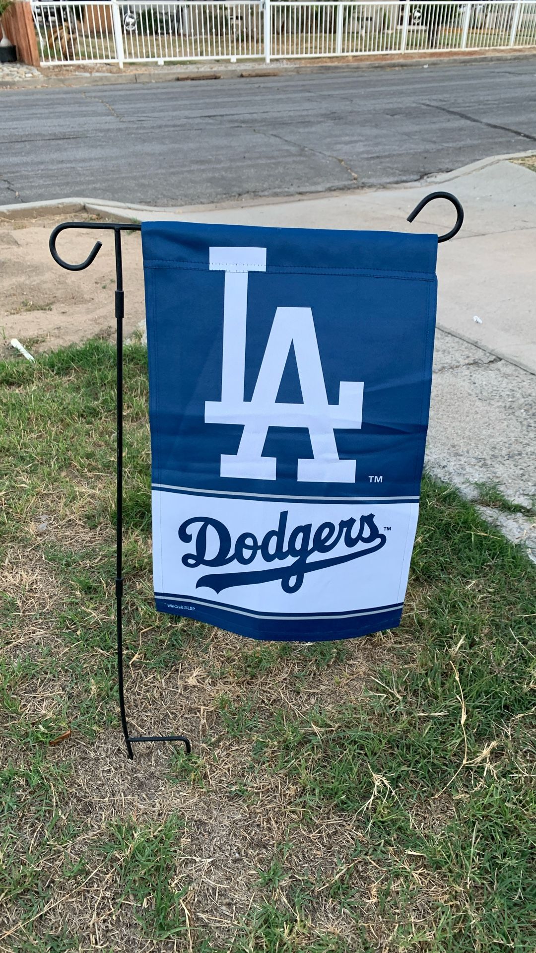 LOS ANGELES DODGERS GARDEN FLAG (POLE NOT INCLUDED) GREAT FOR YOUR GARDEN