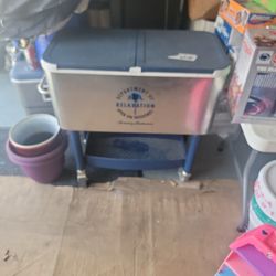 Cooler/thermos On Wheels