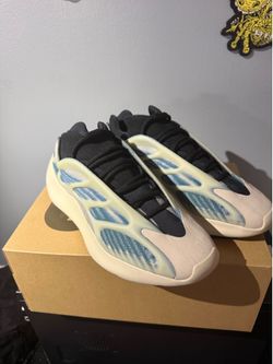 Yeezy 700 kyanite 10.5
