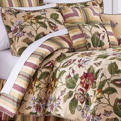 Waverly Bedspread And Pillows