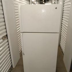 FRIDGE G.E. 28INCH WIDE WORKS PERFECT CLEAN  ON WHEELS 