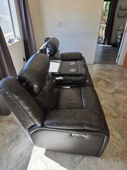 Trailblazer Gray Leather 90'' No kids or no Pets has been on this couch