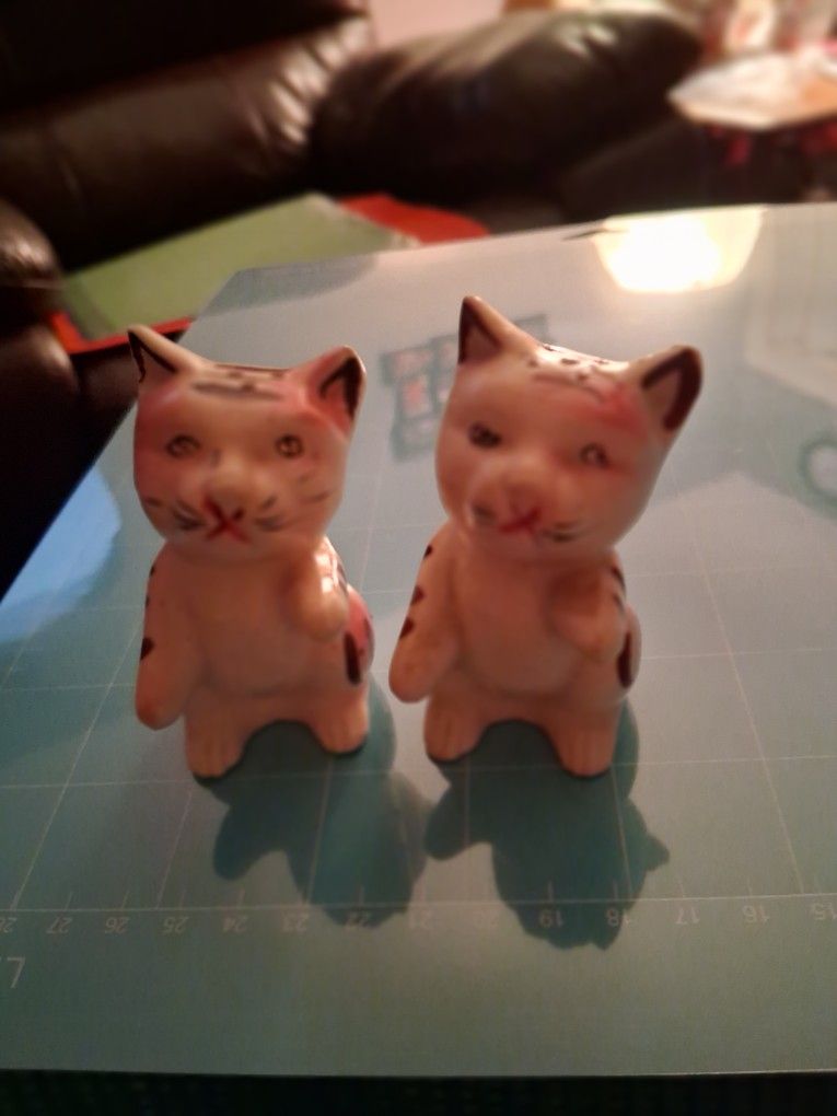 VINTAGE ANTIQUE SET OF CERAMIC LITTLE TABBY CAT SALT &. PEPPER SHAKERS