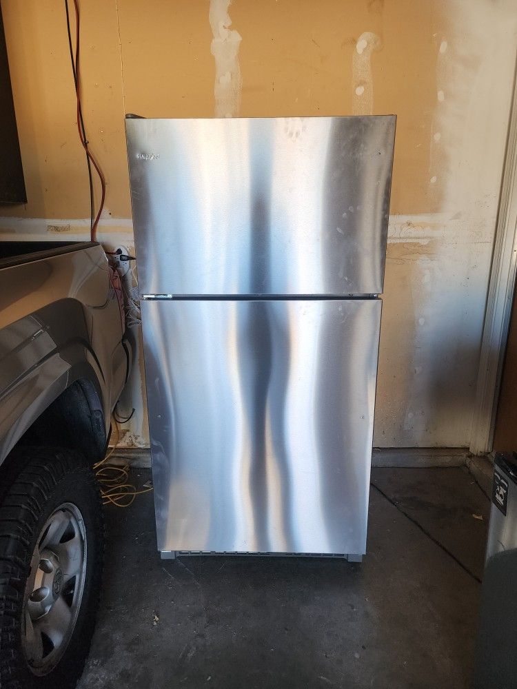 Whirlpool 18.2-cu Ft Top- Freezer Refrigerator (Stainless Steel)