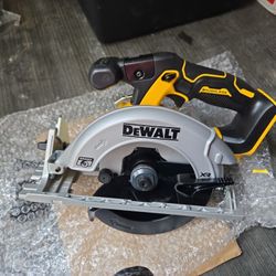 DEWALT 20VMAX XR BRUSHLESS 6-1/2"(165MM) CORDLESS CIRCULAR SAW NEW (TOOL ONLY)