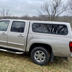 GMC Canyon Chevy Colorado first gen 4 door short bed 5ft cap topper with bed liner In great condition with dual locks, missing keys but both handles