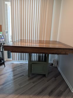 Beautiful solid wood table (board game/card game/storage hidden compartment!)