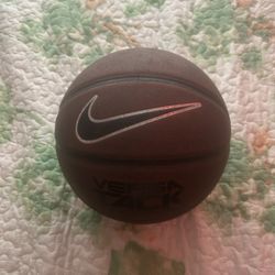 NIKE VERSA TACK BASKETBALL 