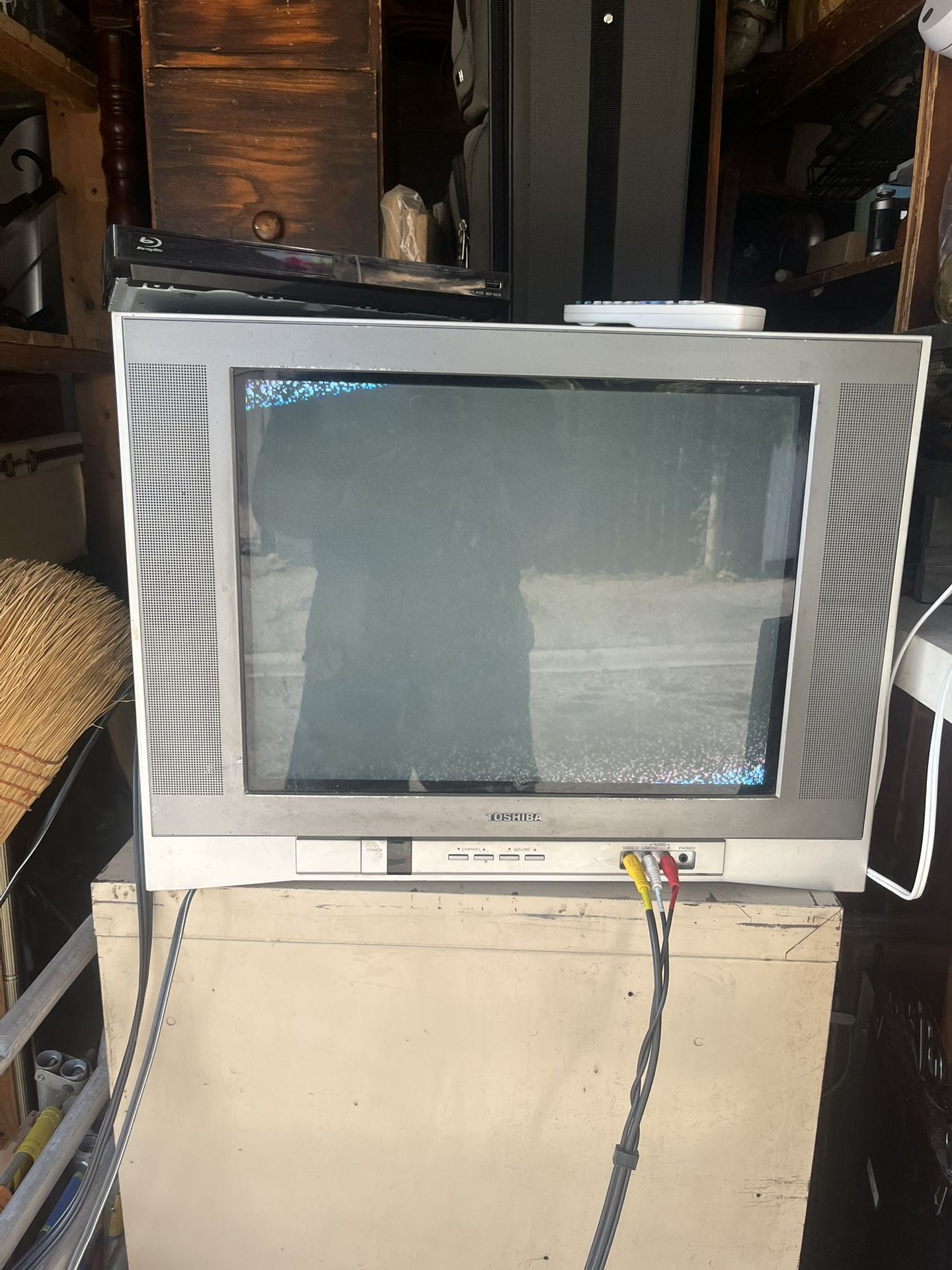 📺 Toshiba 20-Inch Flat Tube CRT TV – Model 20AF45 – Working – Needs Remote for Video Input Switching This is a used Toshiba 20-inch flat screen CRT