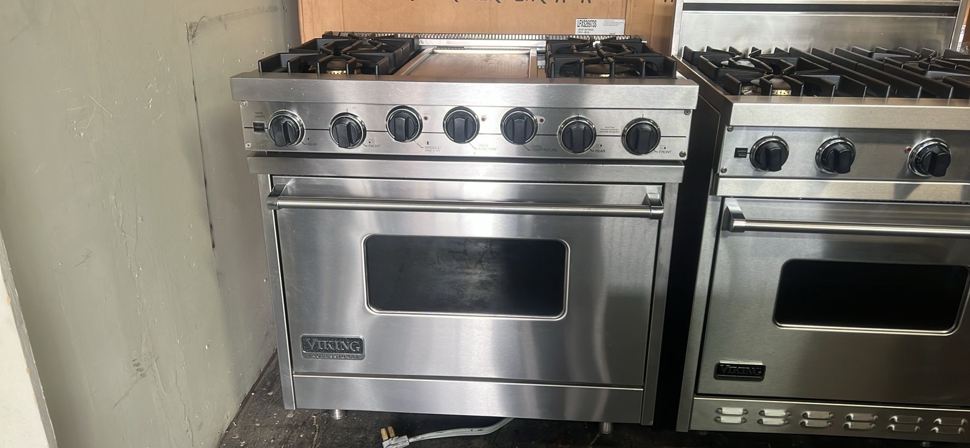 Viking 36”Wide Dual Fuel Range Stove In Stainless Steel With Griddle