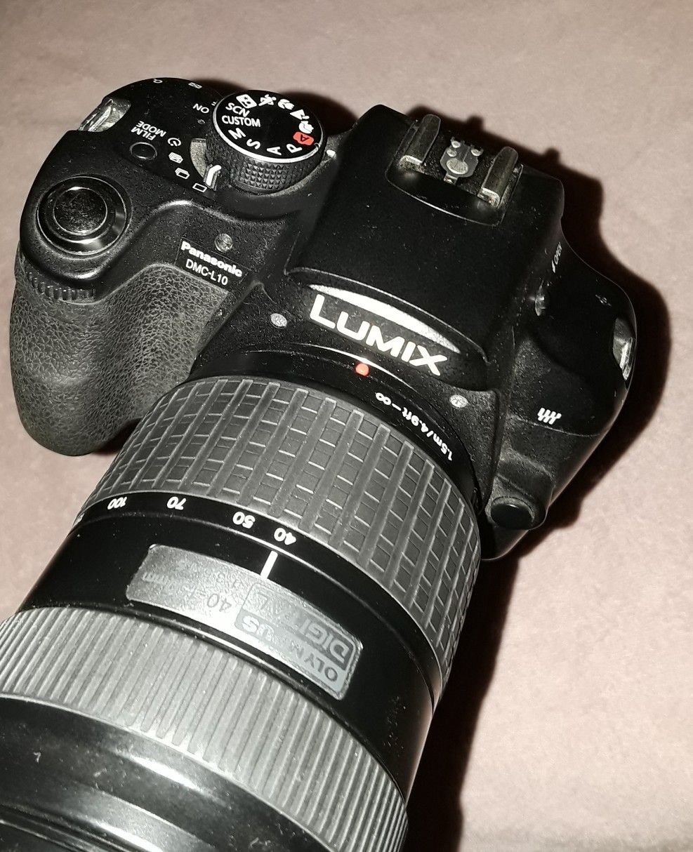 Lumix Panasonic MC L10 digital camera w 40-150mm lens plus Vivitar AutoZoom Flash