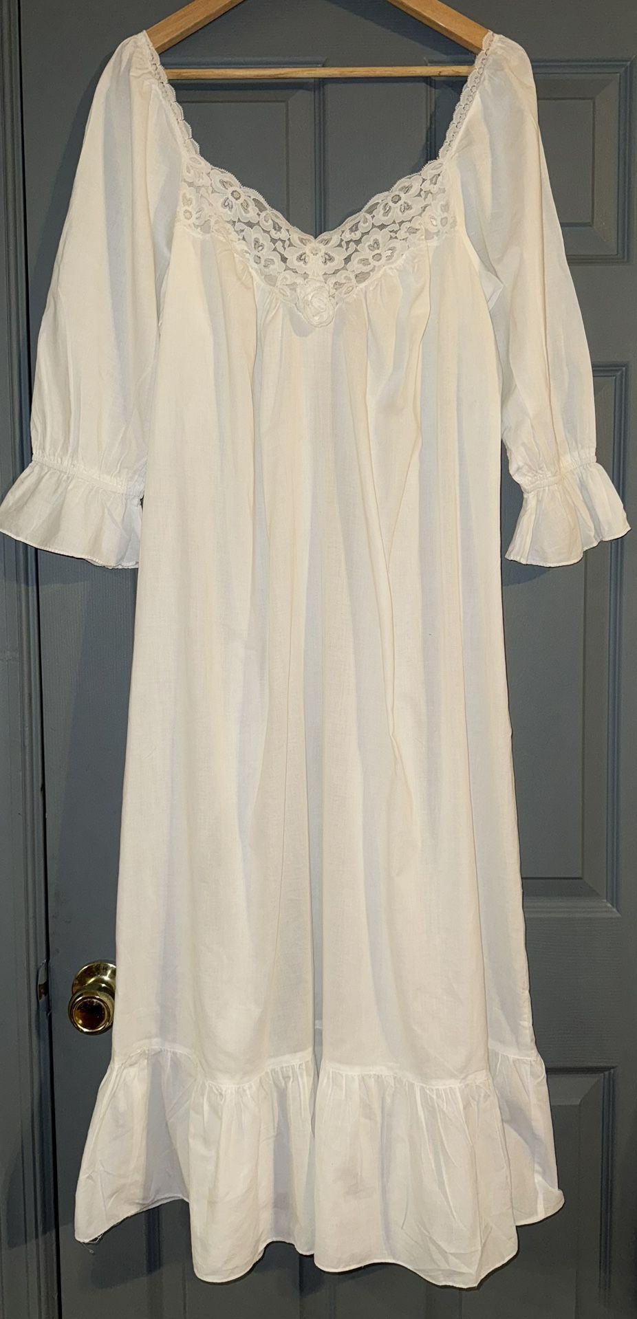 Victoria's Secret Gold Label Vintage Summer Breeze White Nightgown .